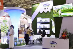 Vinamilk présente des produits laitiers biologiques « doubles normes » au salon FHC de Shanghai