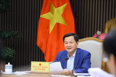 Le vice-PM Le Minh Khai s'entretient avec son homologue sud-coréen Hong Nam-ki