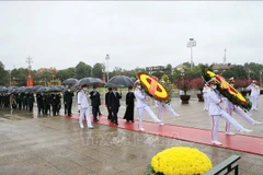 Têt traditionnel : les dirigeants rendent hommage au Président Hô Chi Minh