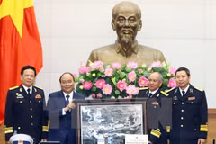  Le PM Nguyên Xuân Phuc rencontre des anciens combattants de la piste Hô Chi Minh en mer