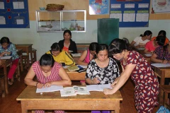 Des femmes suivent des cours du soir pour y voir plus clair