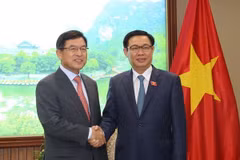 Le vice-Premier ministre Vuong Dinh Hue reçoit le dirigeant de Samsung au Vietnam