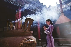 Tenue correcte exigée à l’entrée des temples à Hanoi