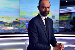 Le PM Nguyên Xuân Phuc félicite M. Edouard Philippe pour sa nomination à Matignon