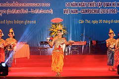 Les 50 ans des relations diplomatiques Vietnam-Cambodge fêtés à Cân Tho