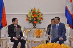 Les dirigeants cambodgiens reçoivent le président du Front de la Patrie du Vietnam