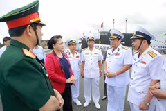 La présidente de l’AN visite des établissements de la Marine à Cam Ranh