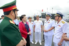 La présidente de l’AN visite des établissements de la Marine à Cam Ranh