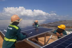 Le premier projet d’électricité solaire à Ninh Thuan raccordé au réseau national