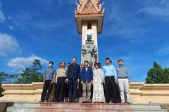 Cambodge : rendre hommage aux héros, martyrs et vétérans vietnamiens à Kep et Kampot