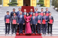 La vice-présidente Dang Thi Ngoc Thinh rencontre 12 nouveaux ambassadeurs vietnamiens à l’étranger