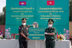Des cadeaux de la province vietnamienne de Tay Ninh aux gardes-frontières cambodgiens