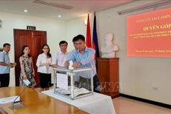 Crues et inondations dans le Centre: les Cambodgiens d'origine vietnamienne au chevet des sinistrés 