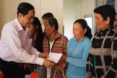 Le président du CC du FPV offre des cadeaux du Têt dans la province d'An Giang