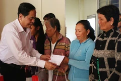 Le président du CC du FPV offre des cadeaux du Têt dans la province d'An Giang