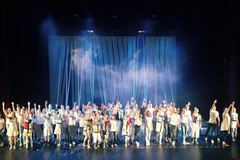 Trois adolescents vietnamiens jouent dans une comédie musicale à Moscou