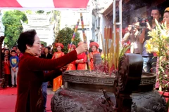 La vice-présidente Nguyên Thi Doan à la fête du temple des deux sœurs Trung