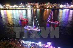 Clipper race 2015-2016 : défilé de voiliers sur le fleuve Hàn