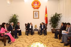 Le PDG du groupe AIA reçu par le vice-Premier ministre Vuong Dinh Hue