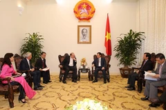 Le PDG du groupe AIA reçu par le vice-Premier ministre Vuong Dinh Hue