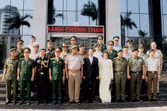 Une délégation d'attachés militaires visite Da Nang