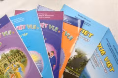 Deux manuels de vietnamien pour les Viêt kiêu