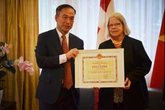 Deux personnes représentatives de l’amitié Suisse-Vietnam
