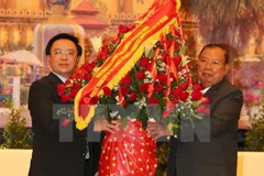 Des dirigeants laotiens reçoivent l'envoyé spécial du chef du Parti communiste du Vietnam