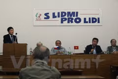 Colloque sur les expériences de développement du Vietnam à Prague
