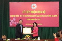 La Croix-Rouge vietnamienne reçoit des dons pour les pauvres