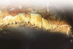 La beauté ineffable de la grotte Lang