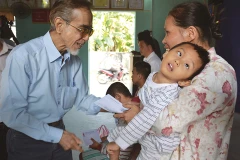 «Un bouddha» milliardaire au chevet des enfants de l’agent orange