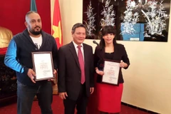 Le Prix national vietnamien de l’information pour l'étranger décerné à des journalistes algériens