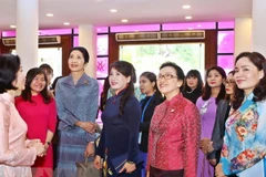 Des épouses de dirigeants de GMS à la découverte de la vie des femmes vietnamiennes