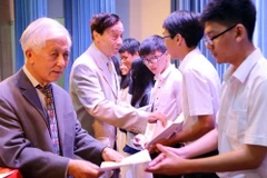 Remise de 179 bourses Vallet aux élèves et étudiants brillants du Tay Nguyen