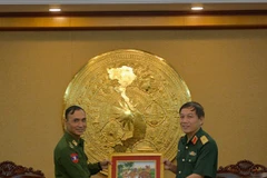 Des jeunes officiers militaires du Myanmar visitent l'Académie technique militaire 