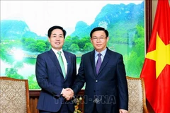 Le vice-PM Vuong Dinh Hue exprime son soutien à l'expansion du groupe Lotte 
