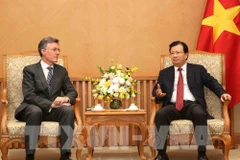 Le vice-PM Trinh Dinh Dung reçoit le vice-président de la BAII
