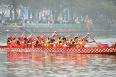 La course de bateaux traditionnels à Hanoi attire les foules