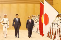 La cérémonie d’accueil officielle du Premier ministre Nguyen Xuan Phuc à Tokyo