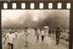 Le photographe Nick Ut offre des cadeaux au Musée de la presse vietnamienne