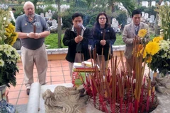 Des vétérans américains remettent des documents sur les restes des martyrs à Quang Tri