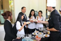 Présentation de la gastronomie française à la population vietnamienne