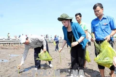 La présidente de l’AN assiste à la cérémonie de plantation des arbres à Cà Mau