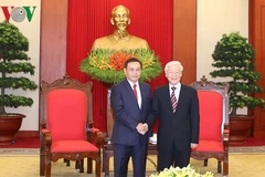 Le secrétaire général du PCV reçoit une délégation du Front d'édification nationale du Laos