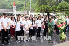 Des jeunes Viet kieu brûlent de l'encens au sein du site historique du carrefour de Dong Loc