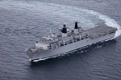 Le navire d'assaut amphibie HMS Albion de la Marine royale britannique à HCM-Ville
