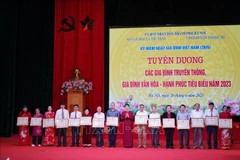 Journée de la famille vietnamienne: Hanoï distingue 90 familles exemplaires