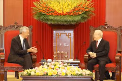 Le leader du PCV reçoit le Premier ministre singapourien 