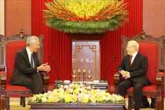 Le leader du PCV reçoit le Premier ministre singapourien 